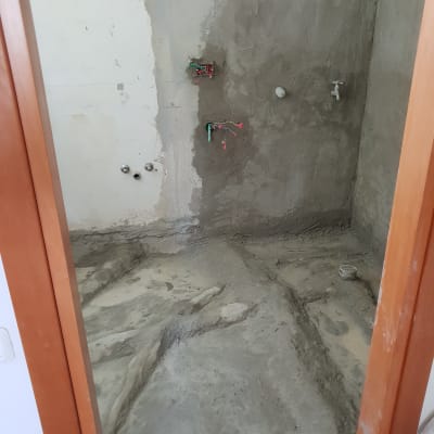 חדר שיפוצים עם קירות בטון חשופים ורצפת בטון