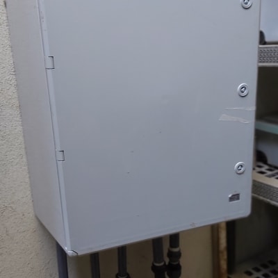 ארון חשמל עם צינורות השקיה לגינה