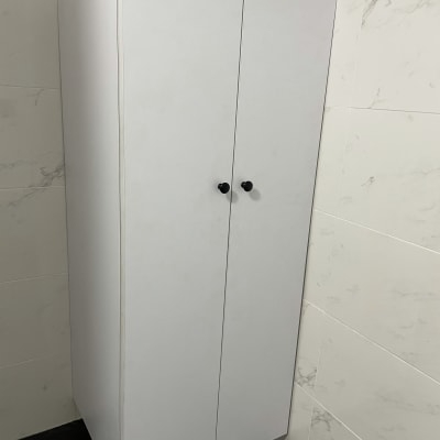 ארון עץ לבן עם ידיות שחורות