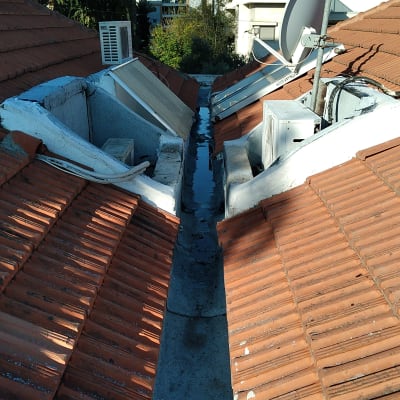 גג רעפים עם תעלת ניקוז אטומה במרכז