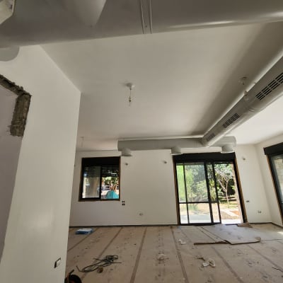 חדר עם תעלות מיזוג אוויר על תקרת גבס