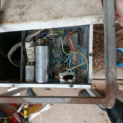 חלקים פנימיים של מזגן עם חוטי חשמל וקבלים