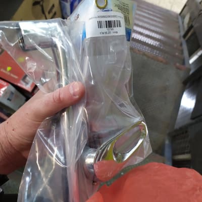 יד מחזיקה ברז בכיור באריזת פלסטיק שקופה