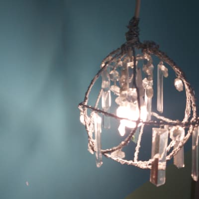 מנורת תקרה עם חוטי חשמל ונורות