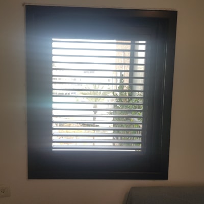 חלון אלומיניום עם תריסים אופקיים