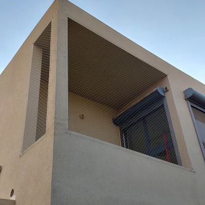 רשת למניעת כניסת יונים במרפסת בניין