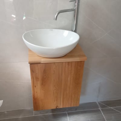 כיור עגול על ארון עץ, ברז מותקן