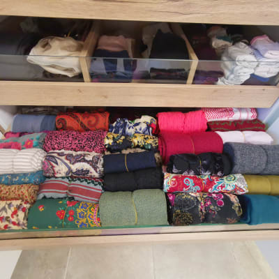 מגירות עם בגדים מקופלים ומאורגנים בצורה מסודרת