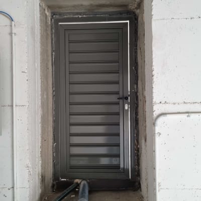 דלת מתכת אפורה עם צינורות כחולים