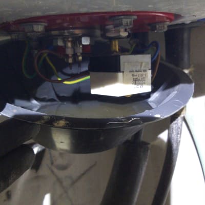 חיבורים חשמליים עם חוטים צבעוניים ומחברים