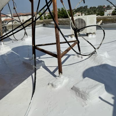 גג עם ציפוי לבן, כבלים ומתקן מתכת
