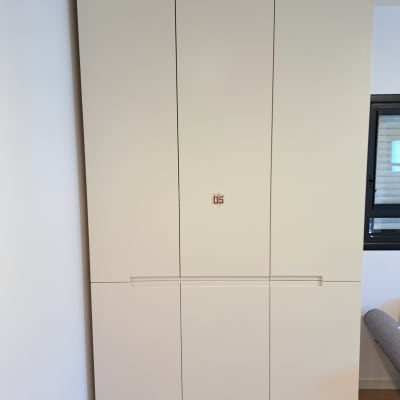 ארון עץ לבן עם ידיות עץ כהות