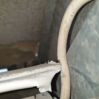 חוטים ומנגנון של תריסים במצב בלוי