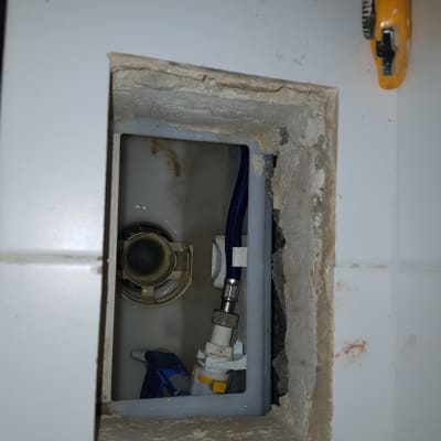 צינור מים כחול וחלקי אינסטלציה בתוך קיר