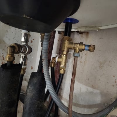 צנרת ומחברים של דוד שמש עם ברזים