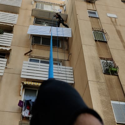 עבודת תיקון תריסי אלומיניום בבניין גבוה