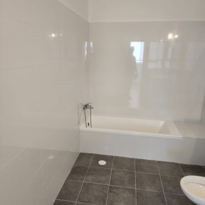 אמבטיה עם אריחים נקיים ורצפה נקייה