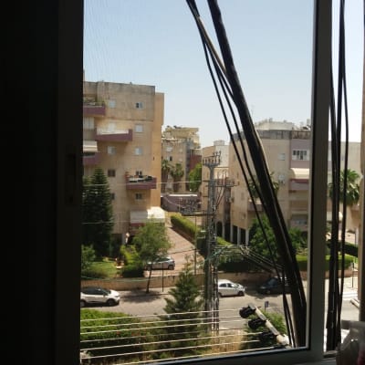 מסגרת חלון אלומיניום עם רשת נגד יתושים