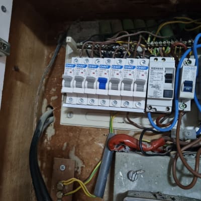 לוח חשמל עם מפסקים וחוטי חשמל צבעוניים