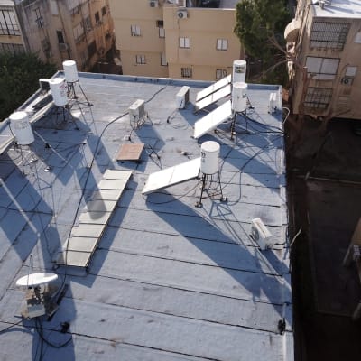 גג עם קולטי שמש ודודי מים