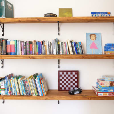 מדפי עץ עם ספרים ומשחקים