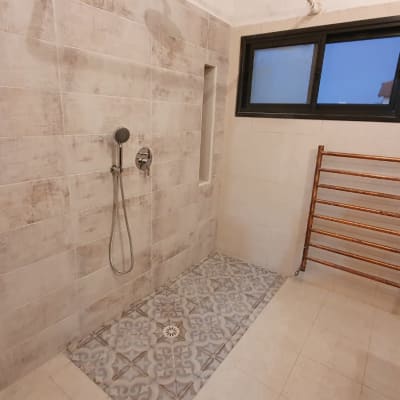 מקלחת חדשה עם אריחים ודוש מותקן