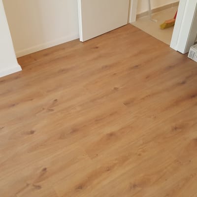 רצפת פרקט עץ בהירה בחדר פנימי