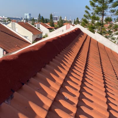 גג רעפים אדום עם צללים ברורים בשמש