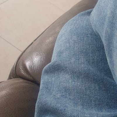 רצפת שיש בהירה עם קווים ישרים