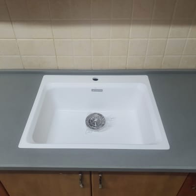 כיור לבן משובץ בשיש אפור במטבח