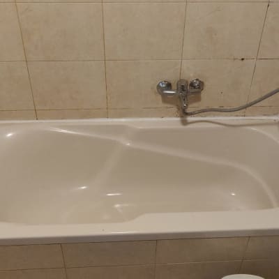 אמבטיה עם איטום סביב הקצוות והברז