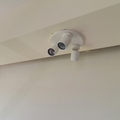 תאורה תקרה עם שני פנסים מותקנים