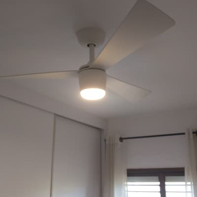 מאוורר תקרה עם תאורה דולקת בחדר