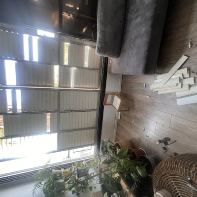 תריסים שבורים עם חלקים מפוזרים על הרצפה