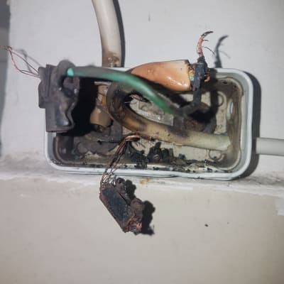 חוטי חשמל שרופים בתיבת חיבורים