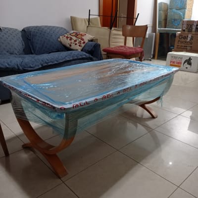 שולחן עטוף בניילון לקראת מעבר דירה