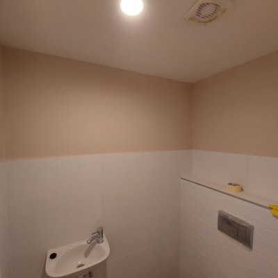 חדר אמבטיה עם קיר צבוע, כיור וסרט דבק