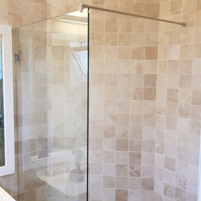 מקלחת עם קירות אריחים ודלת זכוכית