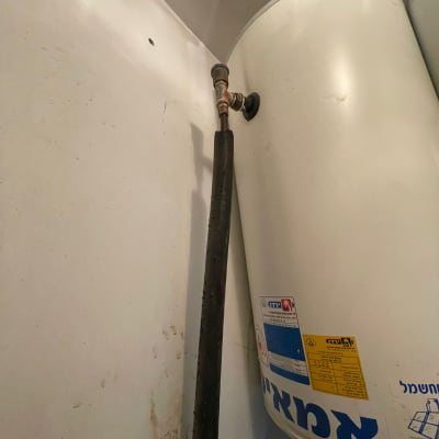 דוד שמש עם צינור מחובר לקיר