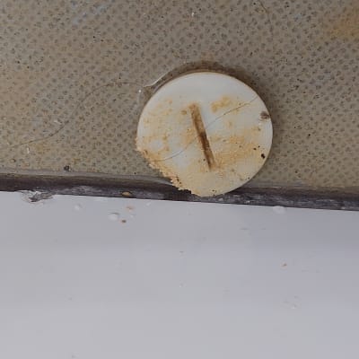 חיבור צינור עם סימני דליפה וחלודה