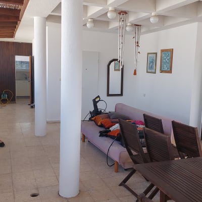 עמודים לבנים ותקרה מעוצבת בחלל פנימי