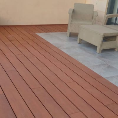 רצפת דק עץ עם ריהוט גן קלוע