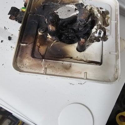 שקע חשמלי שרוף עם חוטים פגומים