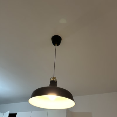 מנורה תלויה מהתקרה עם כבל חשמל