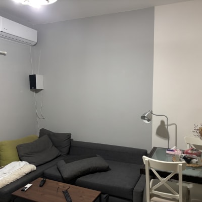 קיר צבוע בגוונים שונים עם רהיטים בחדר מגורים