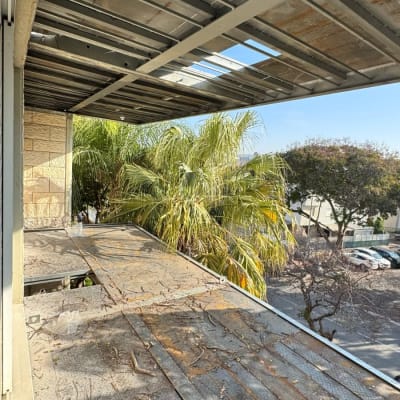 גג מתכת עם חלודה וענפים יבשים