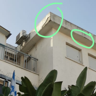 סדקים בתקרה חיצונית של בניין עם דגל ישראל