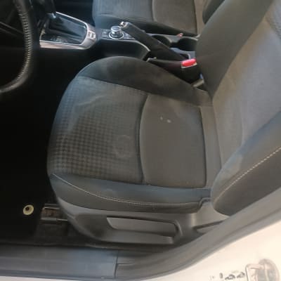 מושב רכב נקי לאחר ניקוי יסודי