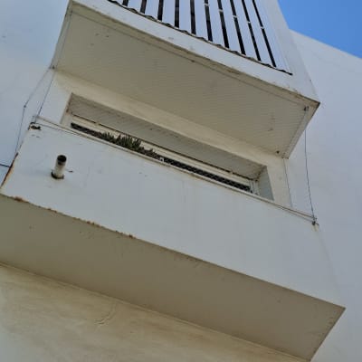 רשת למניעת כניסת יונים על מרפסת בניין