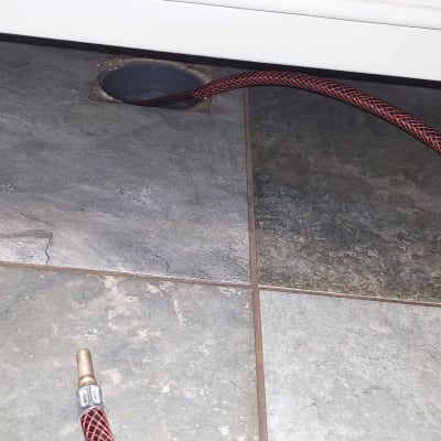 צינור אדום עובר דרך חור ברצפה